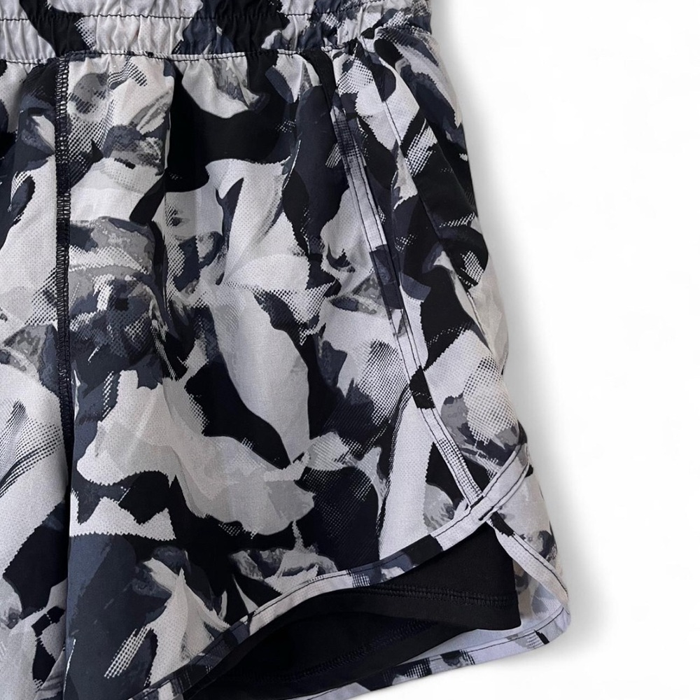 Women’s Small Avia 2 in 1 Black Gray White Floral Camo Athletic Running Shorts - Picture 4 of 9